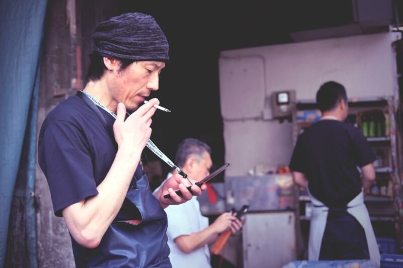 japanese manners smoking in public