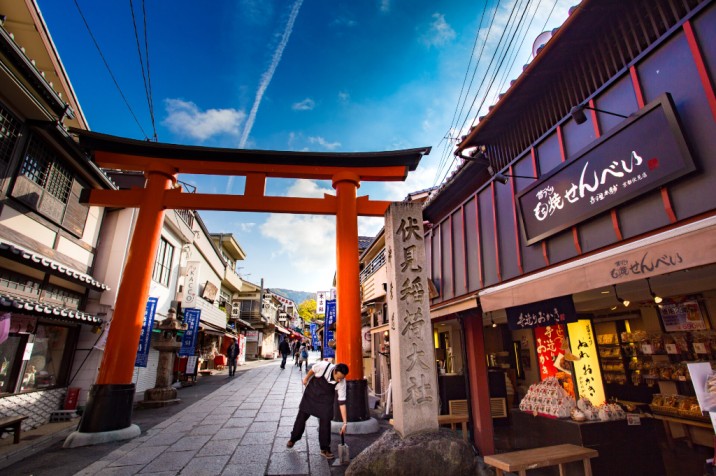 tourists seeing various omiyage displayed for special occasions