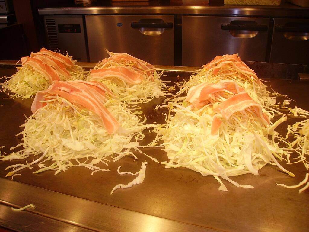 Hiroshima things to do - eating Okonomiyaki