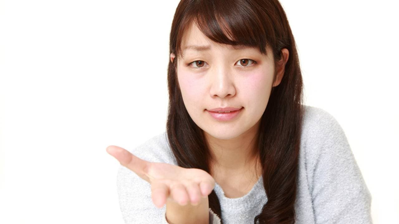 Native explaining how to use please in Japanese