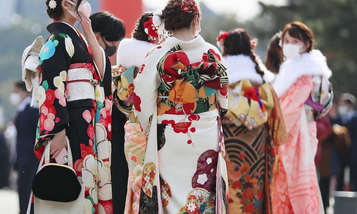 Japanese fashion - women wearing colorful kimono in public