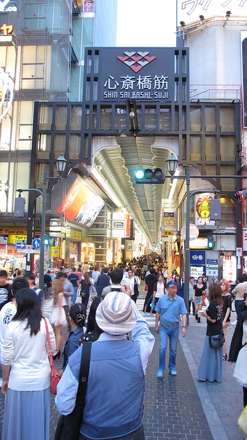 picture of the entrance of shinsaibashi-suji in osaka at night